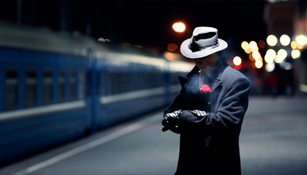 Мужчина в шляпе на улице