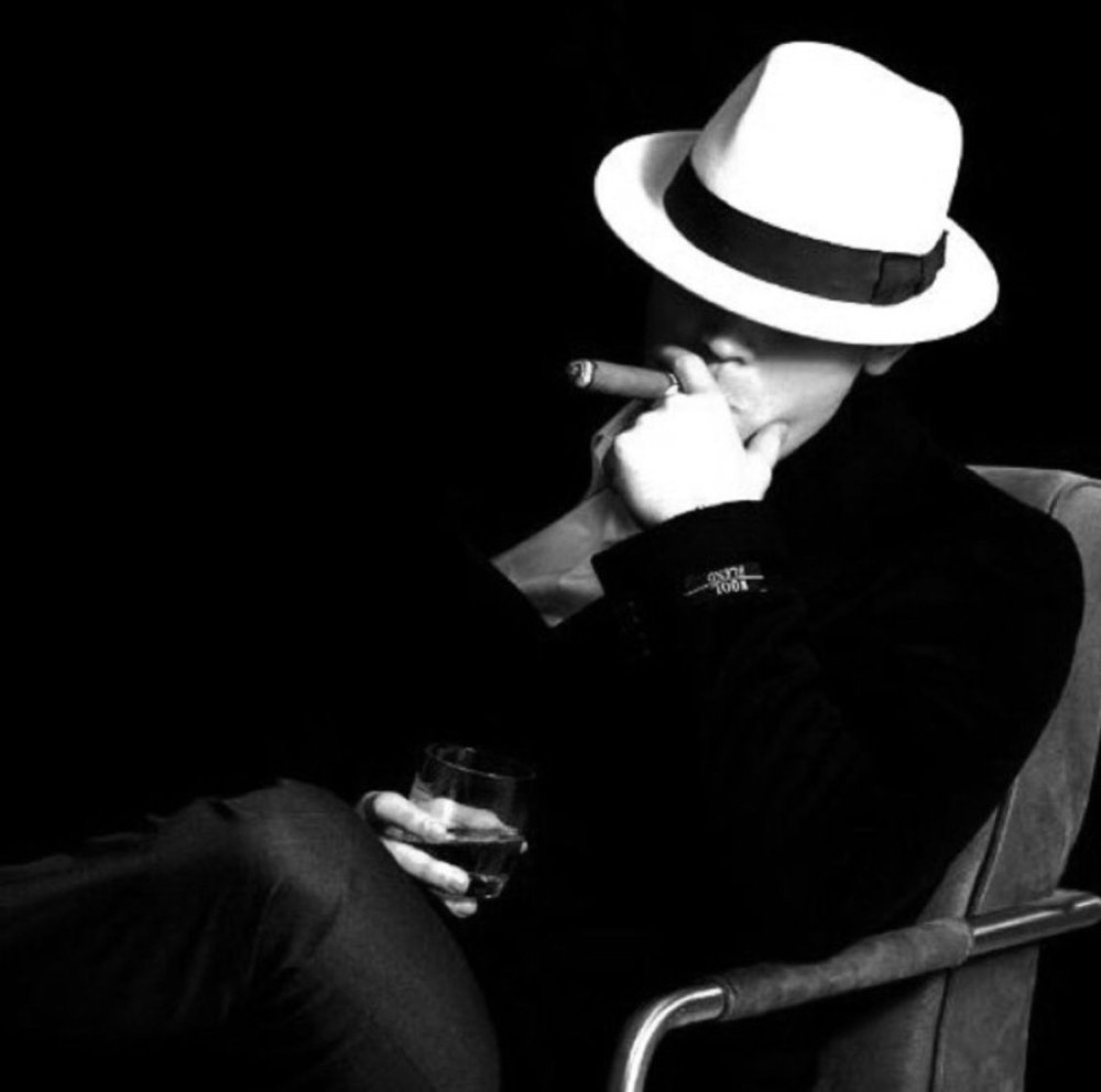 Мужчина в шляпе с сигаретой