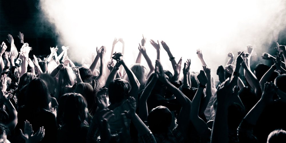 Толпа людей на концерте