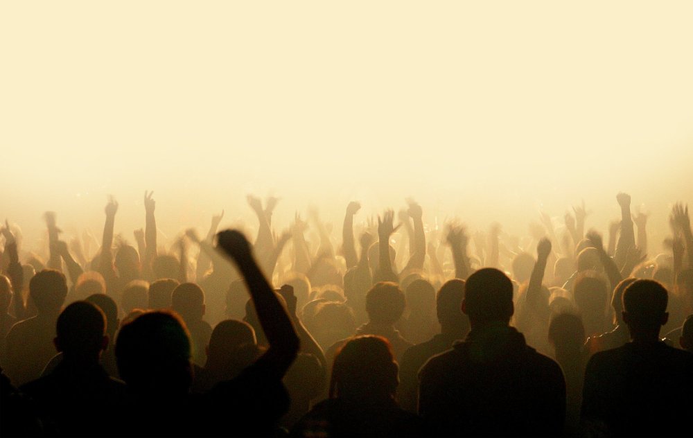 Толпа людей со спины