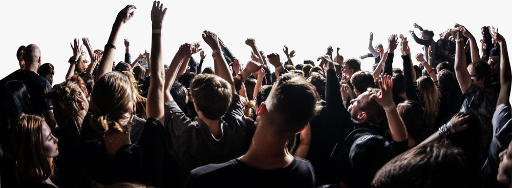 Толпа с поднятыми руками