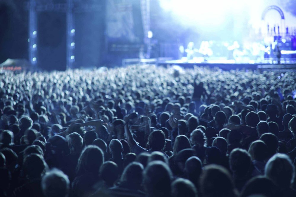 Много людей на концерте