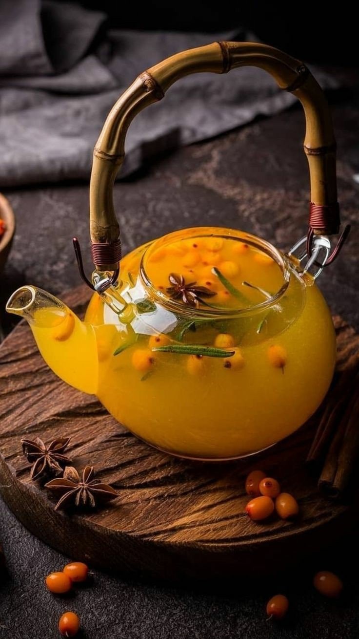 Красивый чайник с чаем