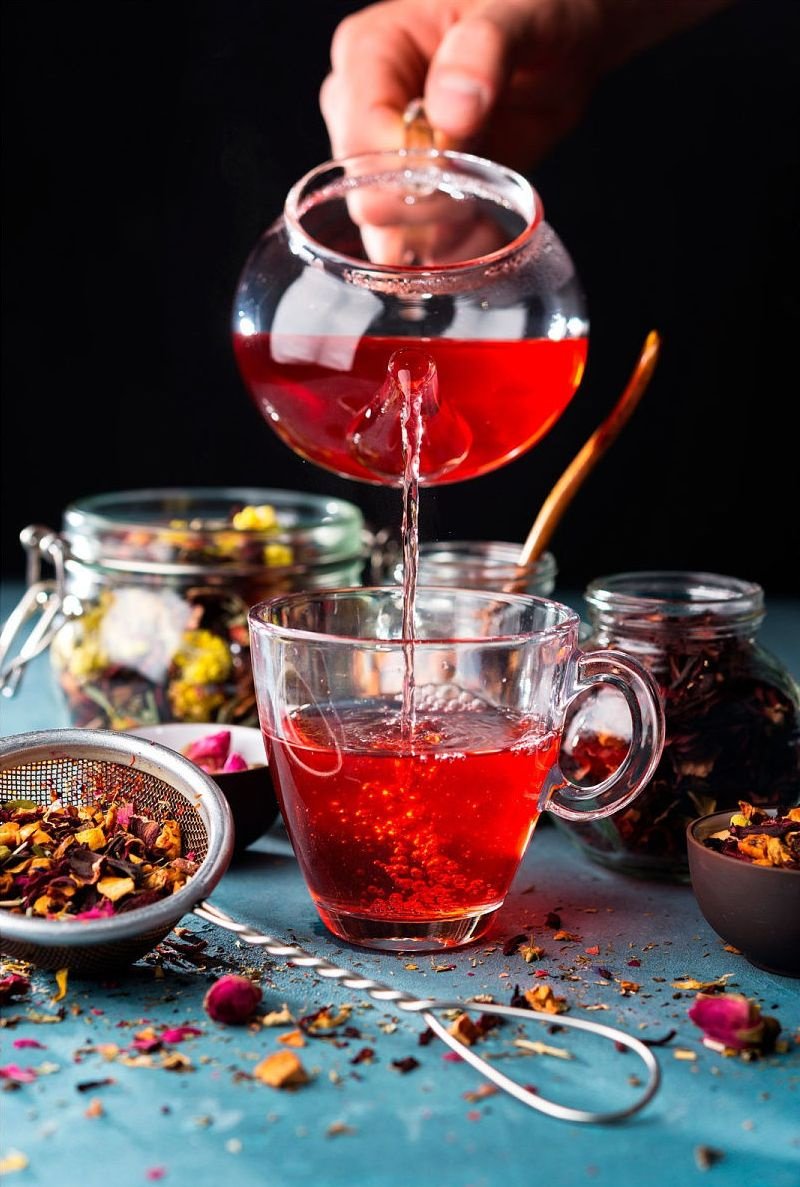 Ягодный чай в чайнике