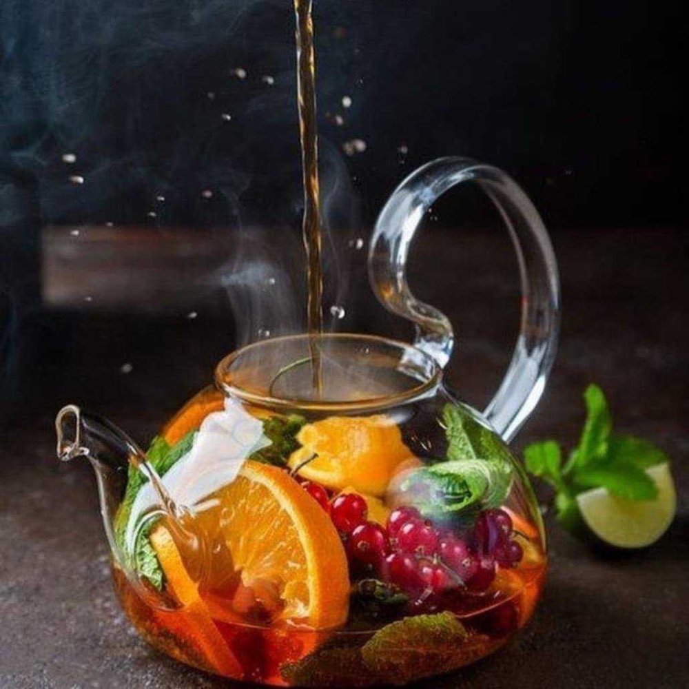 Фруктовый чай в стеклянном чайнике