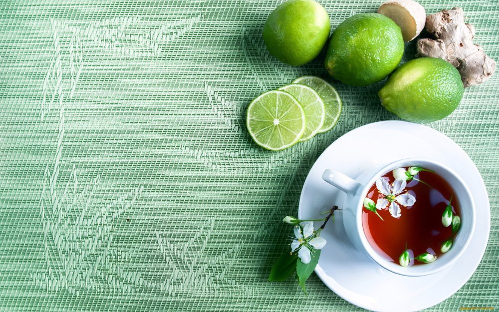 Чай со смородиной в чайнике