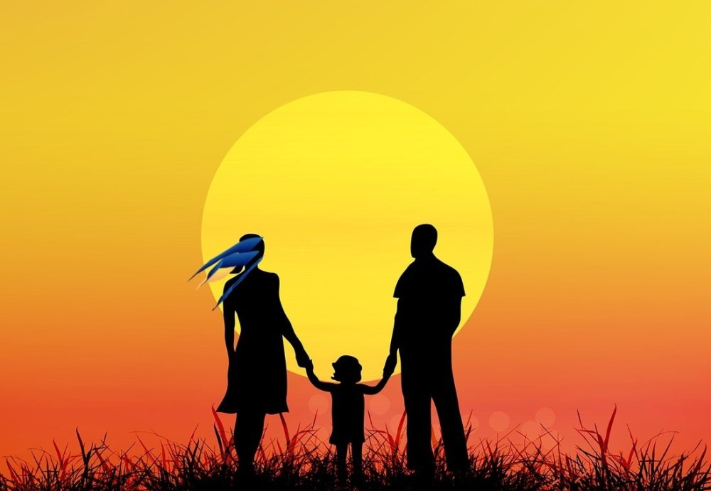 Мама папа и малыш на закате