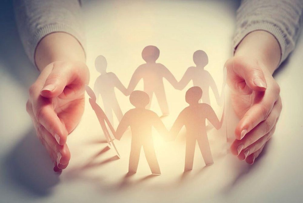 Люди держатся за руки