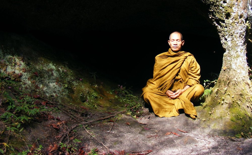 Монах медитирует