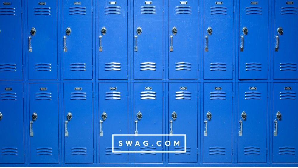 Школьные шкафчики на зелёном фоне