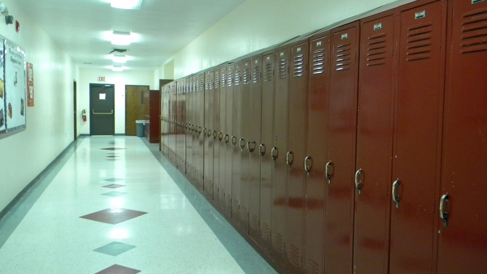 Школьный коридор шкафчики