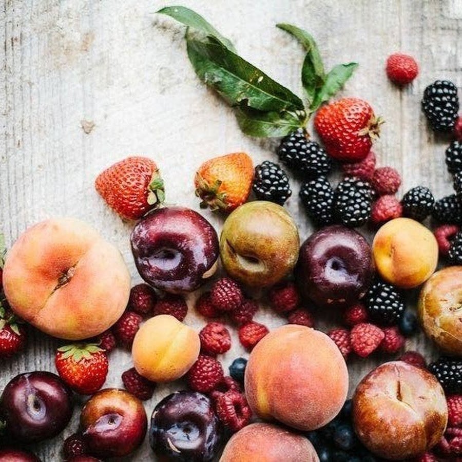 Фрукты на столе сверху