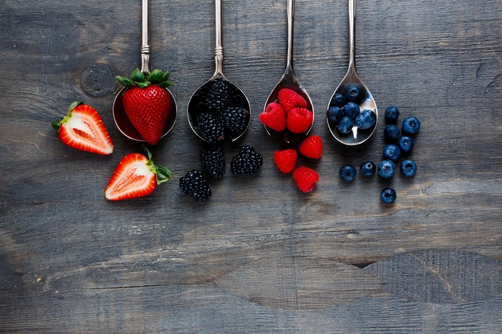 Ягоды на черном столе вид сверху