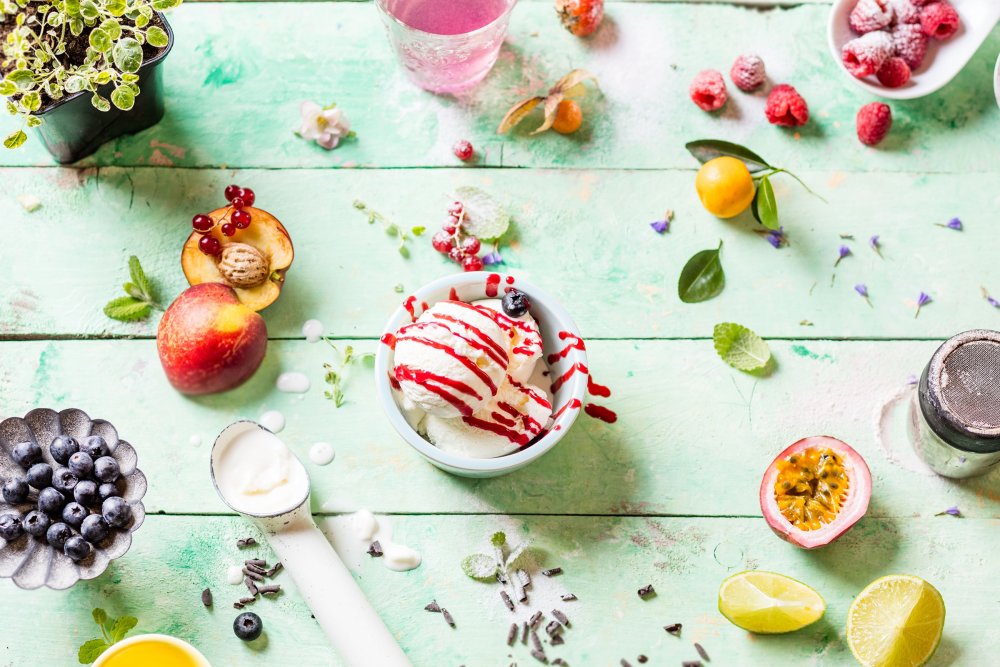 Мороженое с фруктами вид сверху