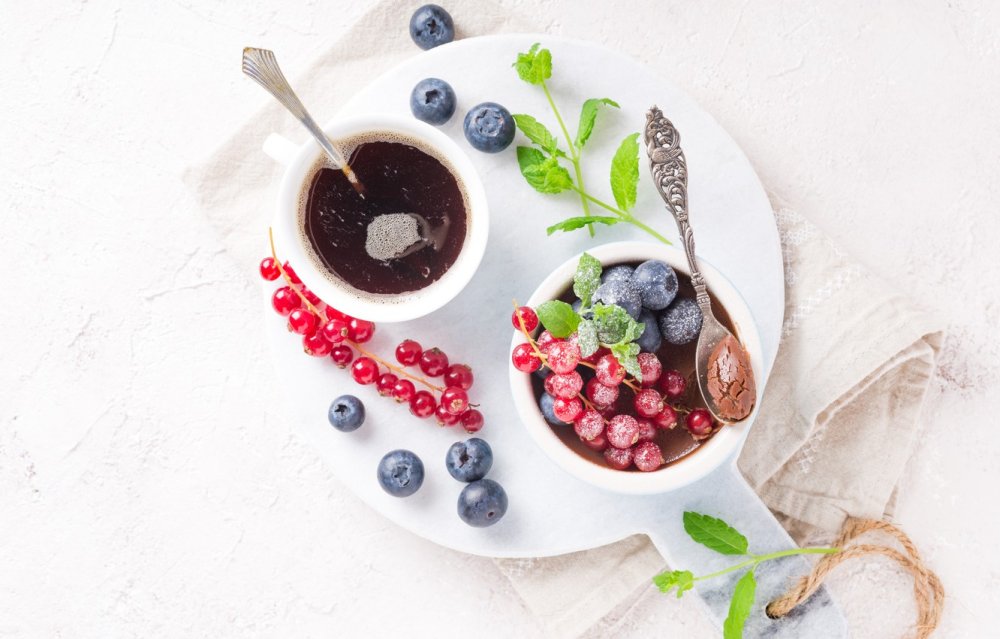 Кофе и десерт на белом фоне