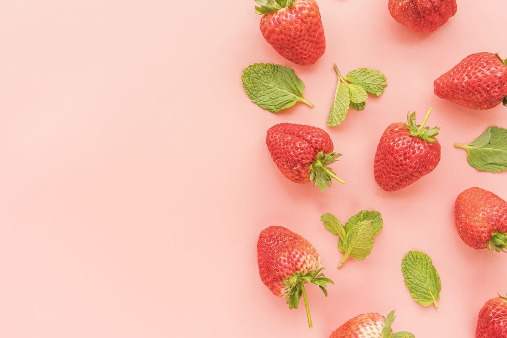 Клубника на Цветном фоне