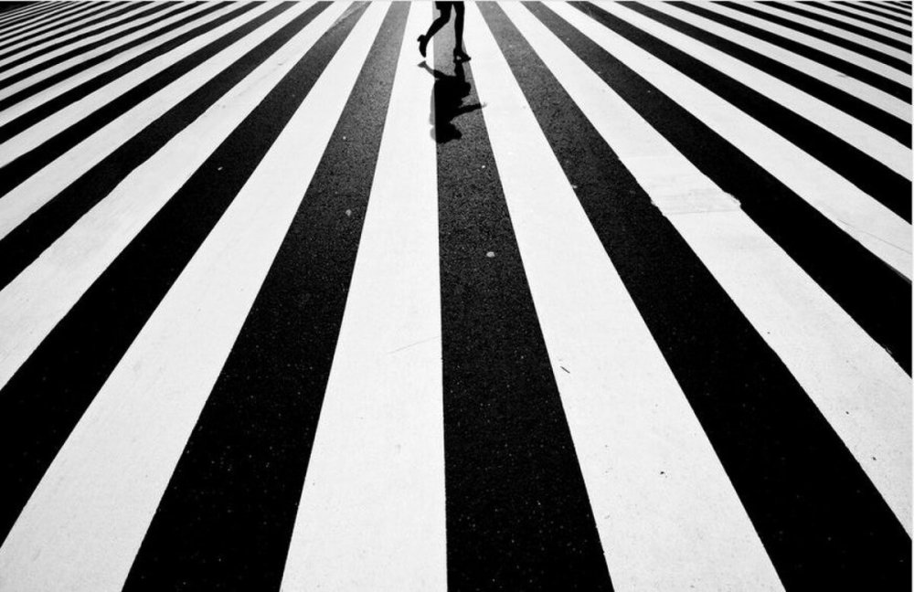 Акварельные мазки на белом фоне