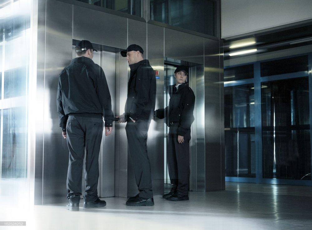 Охранник с рацией видеонаблюдения