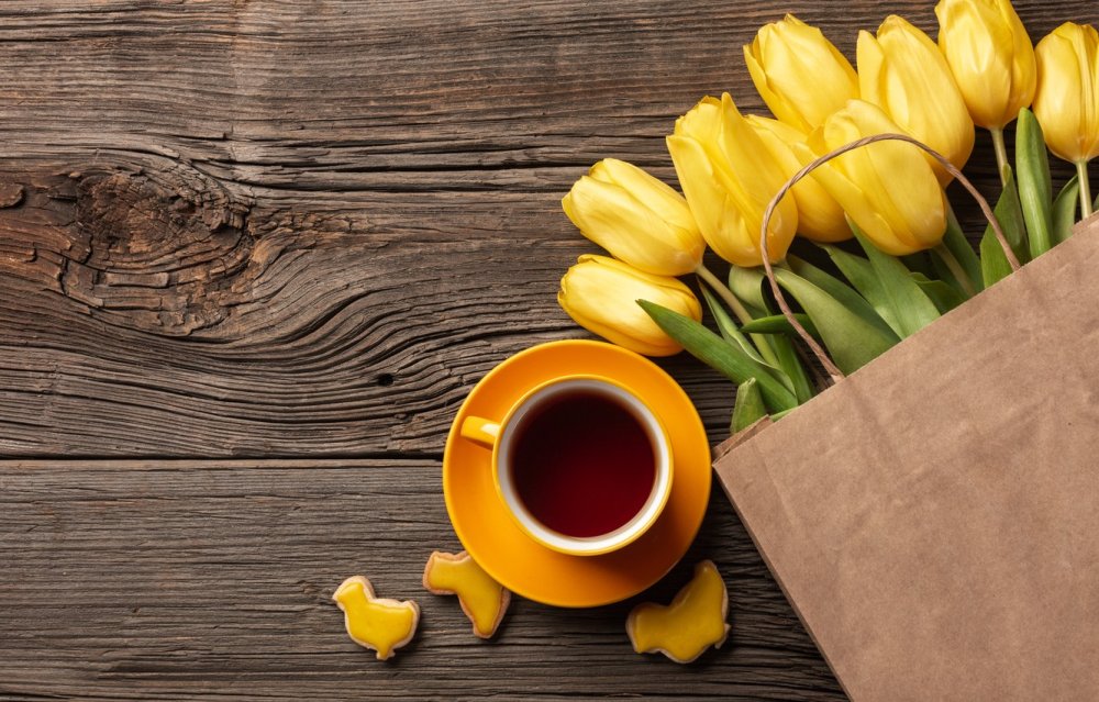 Желтая Кружка на столе