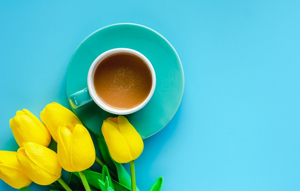 Желтые тюльпаны и чашка кофе