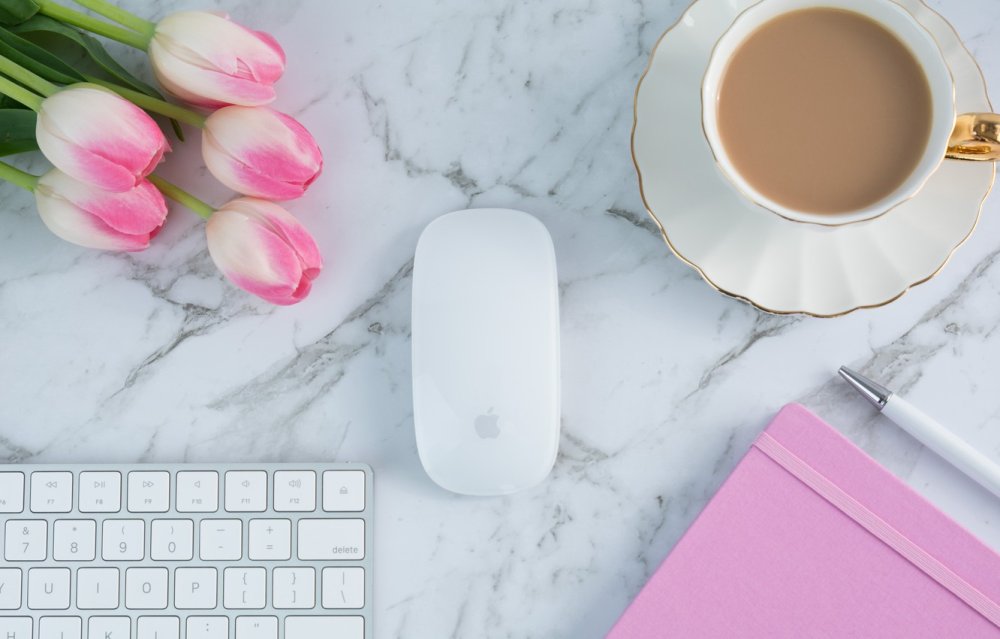 Нежные цветы в чашке