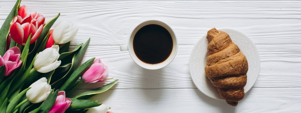 Тюльпаны кофе на столе