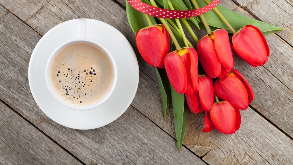 Весенние цветы и кофе