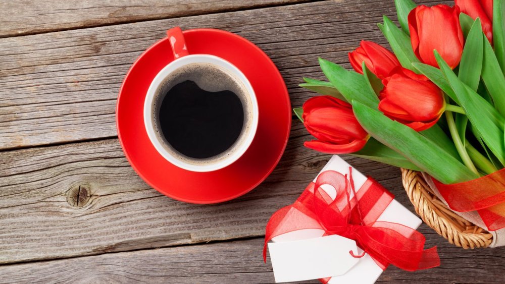 Красные тюльпаны с кофе
