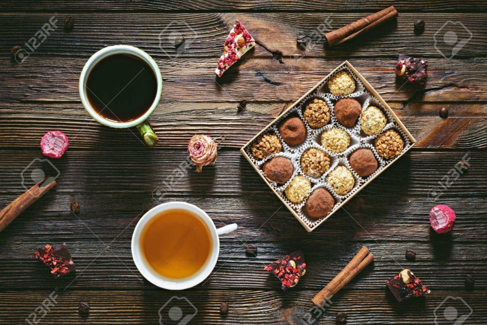 Кружка на столе вид сверху