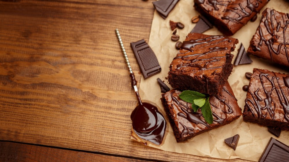 Чашка кофе и макаруны