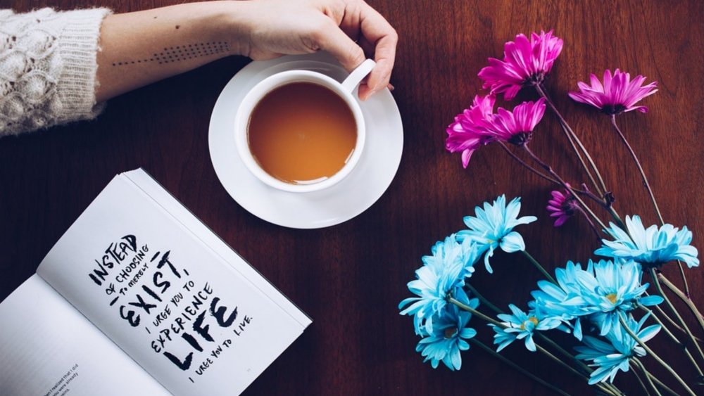 Кружка в руках сверху