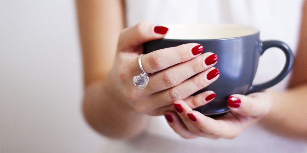 Мультяшка пьет кофе