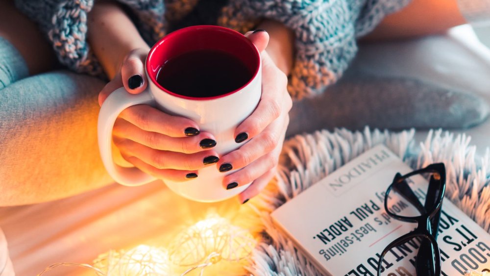 Чашка кофе в руках