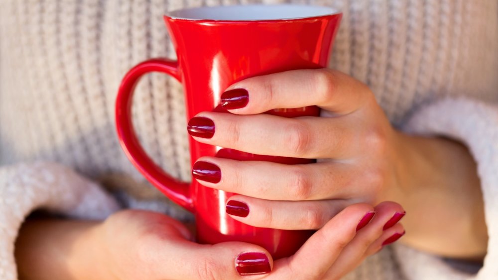 Чашка кофе в руках