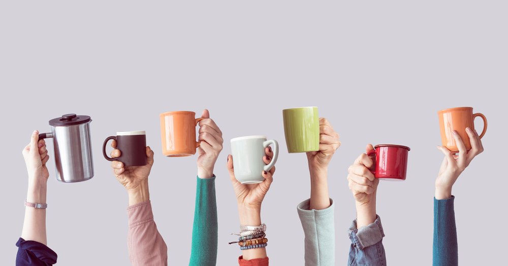 Белая Кружка в руке