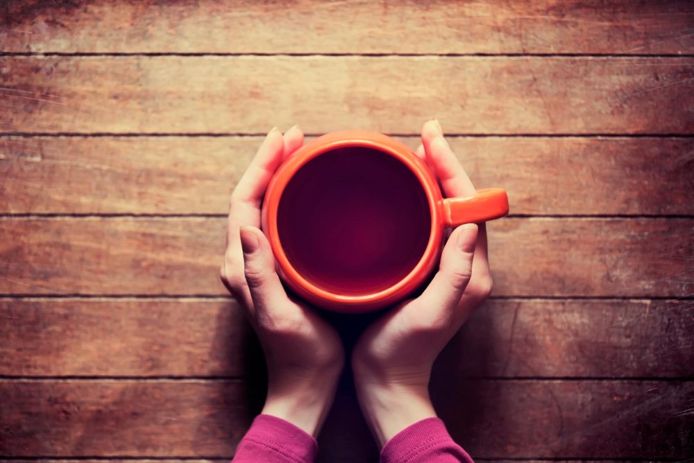 Теплый плед и чашка кофе