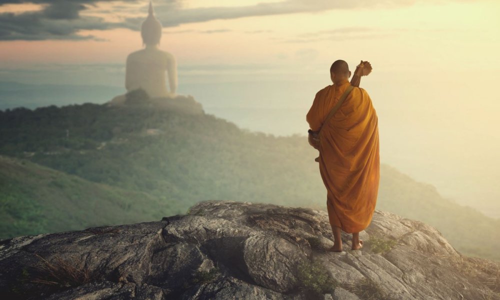 Буддийский монах на горе