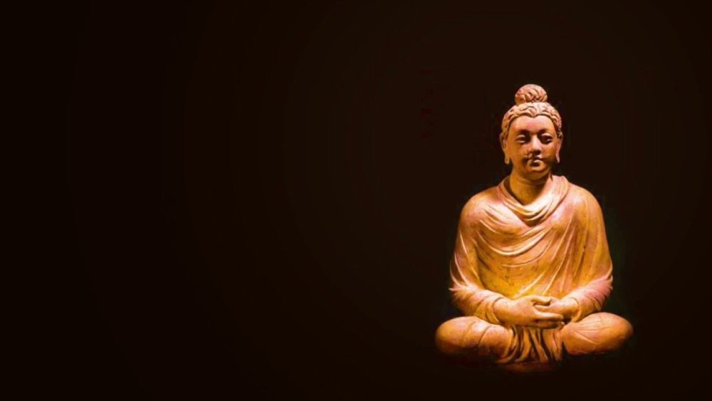 Золотой Будда на черном фоне