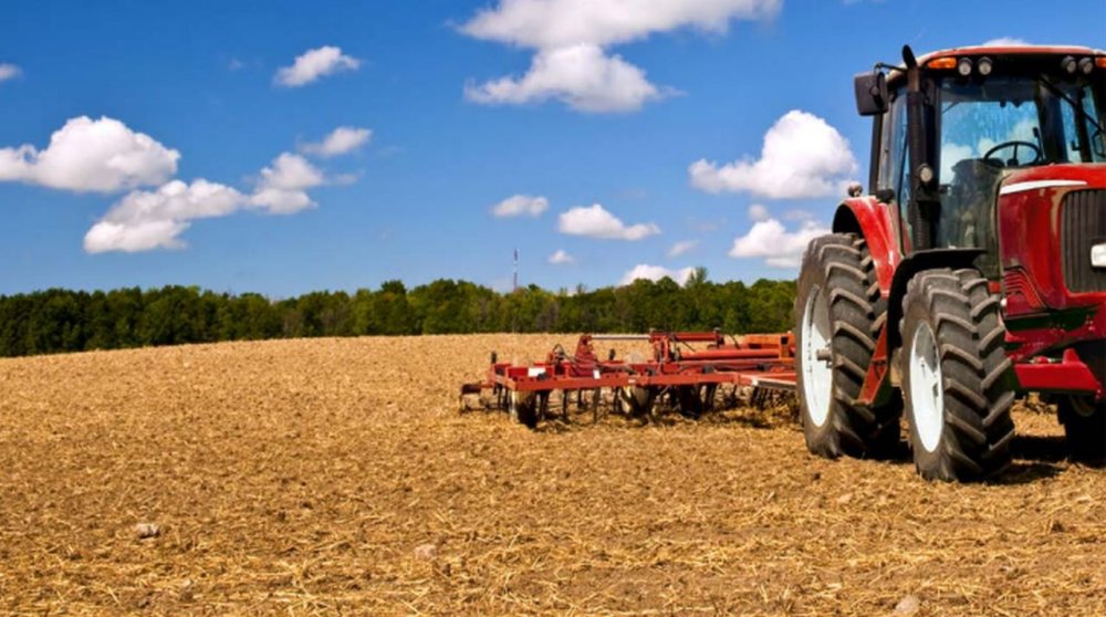 Трактор пашет в поле Россия