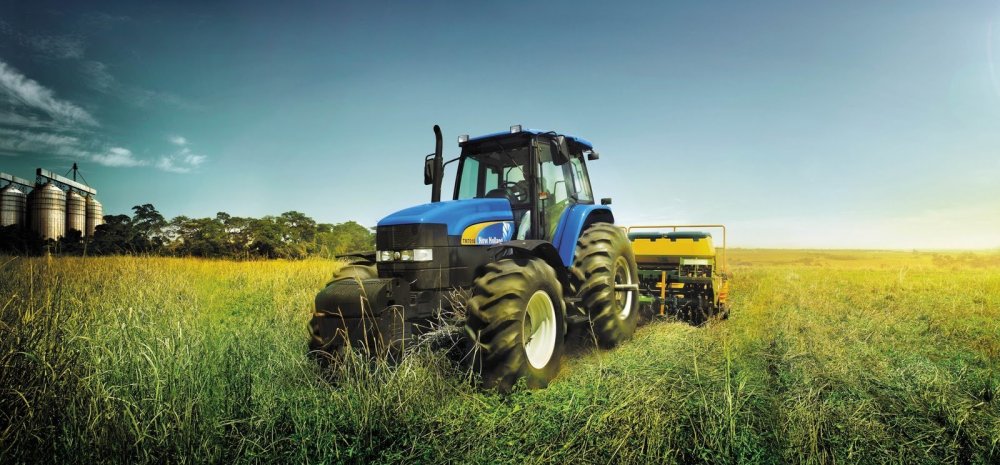 Трактор в поле