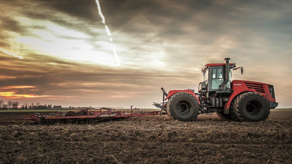 Трактор Кировец в поле
