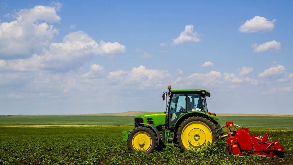 Трактор в поле панорама