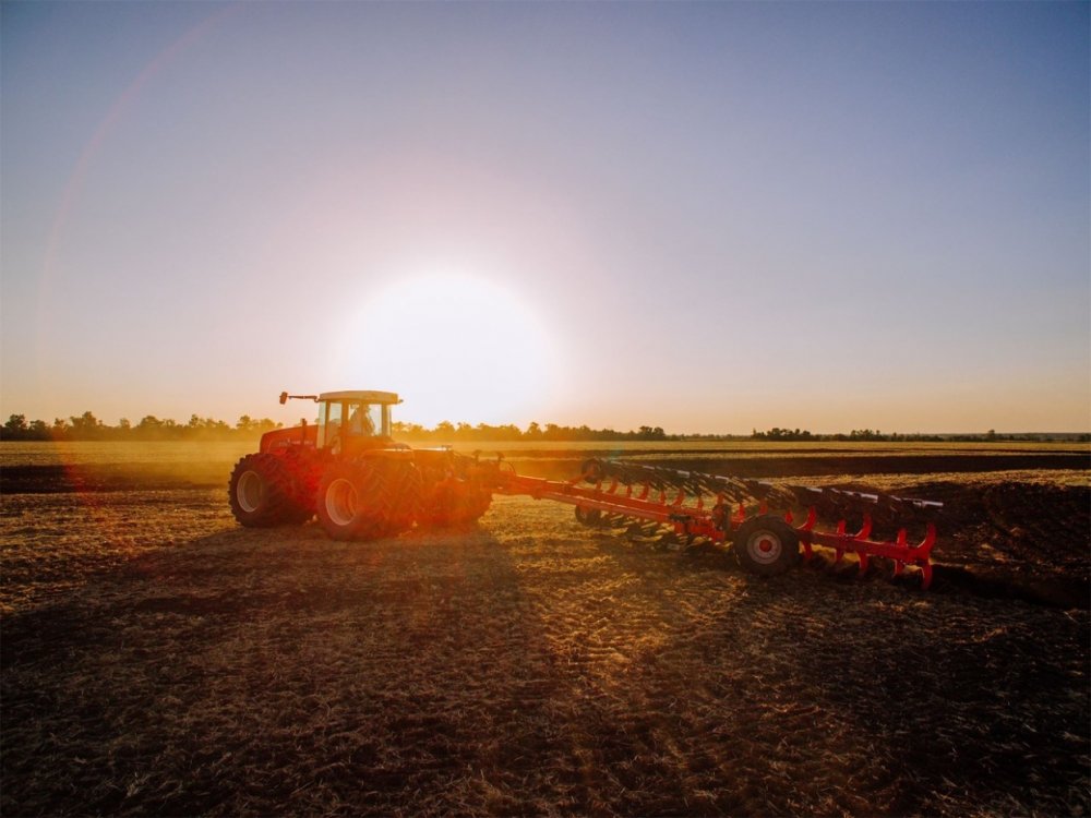 Фотообои трактор в поле