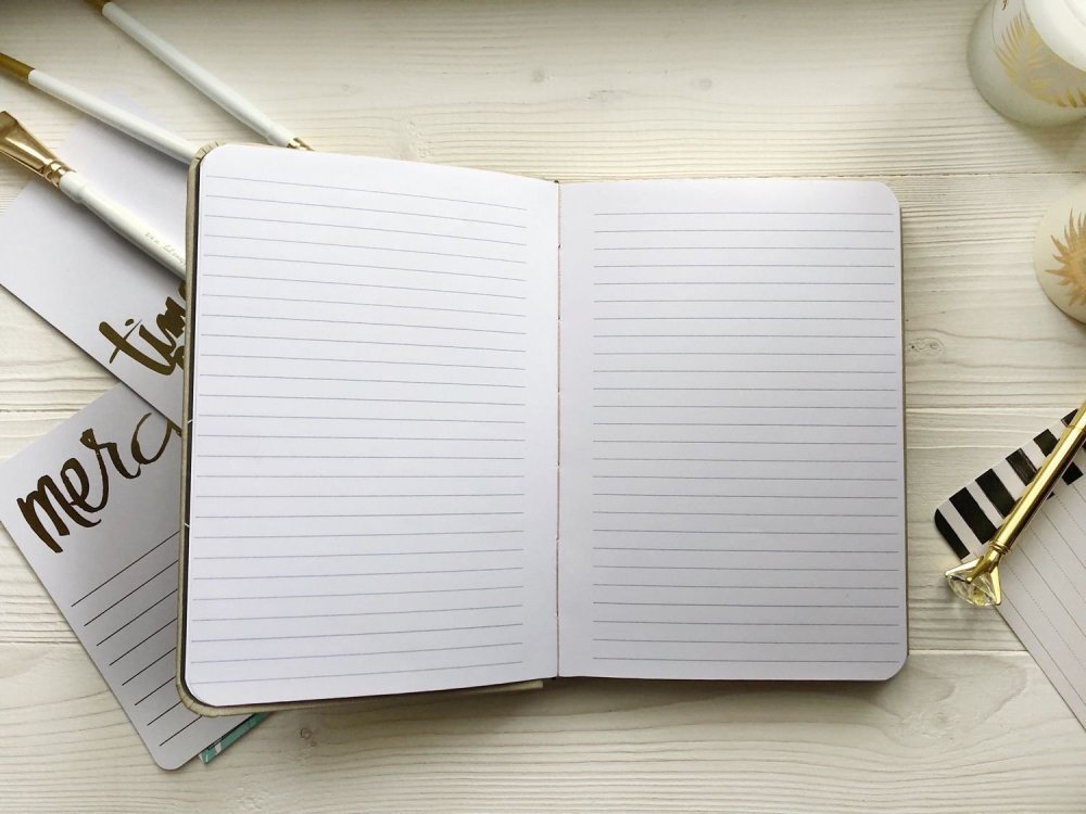 Тетрадный лист в широкую линию