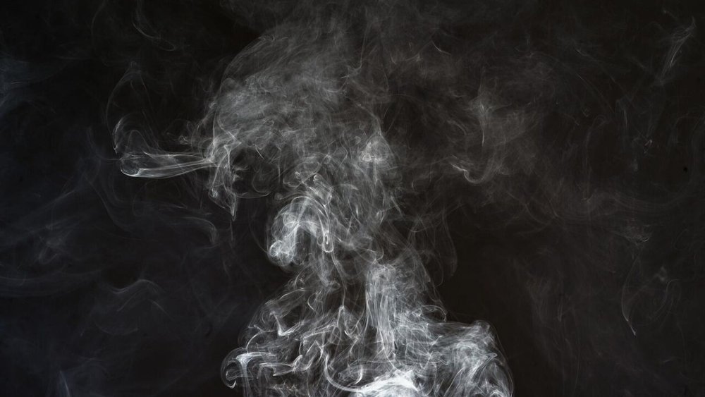 Темный фон с дымом