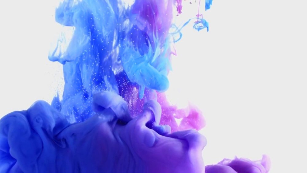 Краска в воде на белом фоне