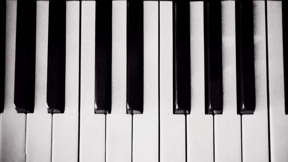 Белые обои чёрная посуда играть на пианино