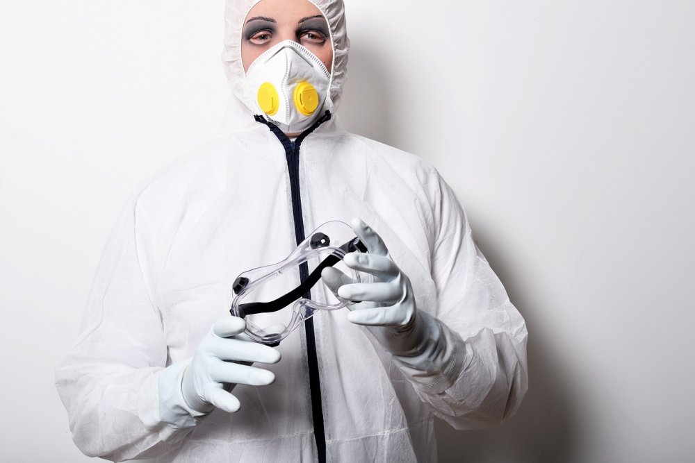 Врач в маске на прозрачном фоне