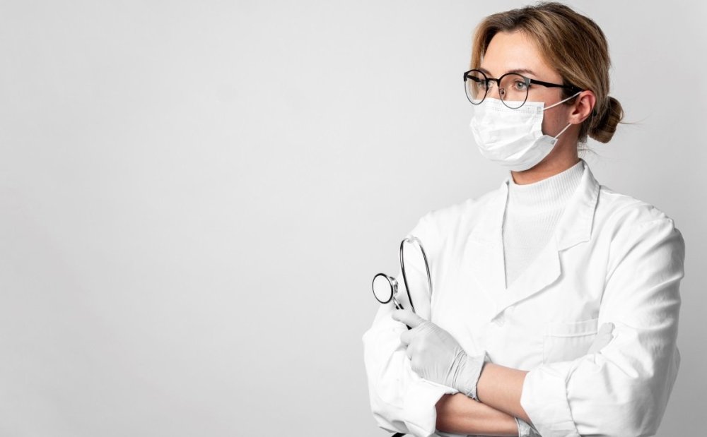 Медик в маске тёмный фон