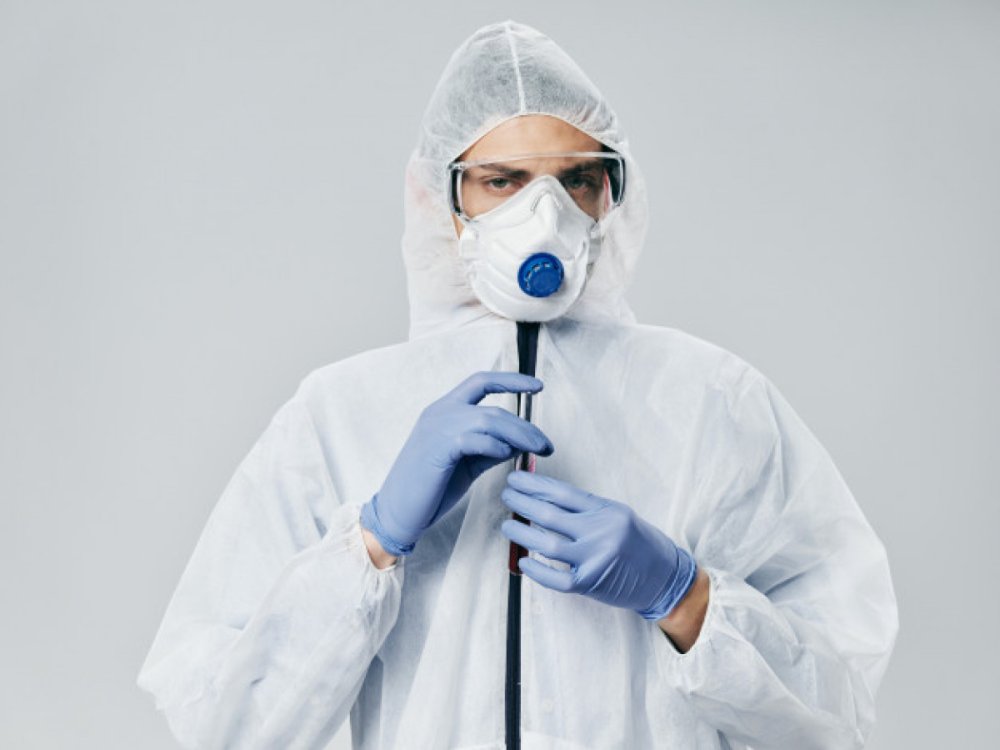 Доктор в халате и маске